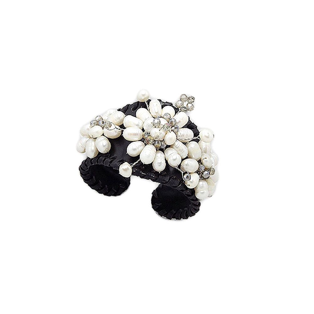Flower and White Pearl Bracelet This gorgeous cuff bracelet type wire black waxed cotton is composed of: - Mother of Pearl - Pearl white freshwater - Of transparent glass beads and multiple reflections This jewel in the original volume and contemporary offers an exceptional natural beauty reflections. Materials: Cotton yarn and Brass Width: 42 mm
