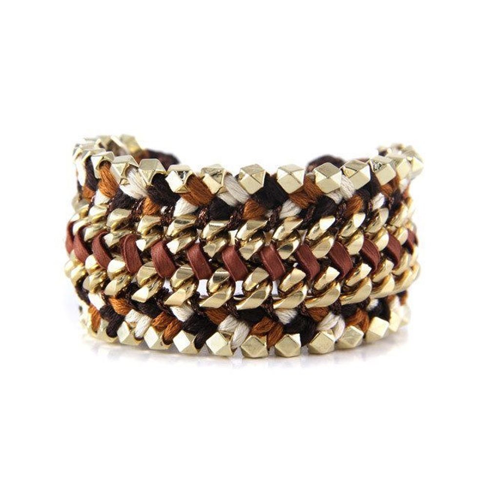 Ettika - Bracelet Yellow Gold Ribbons Leather Braided Black, White and Brown This Ettika strap came from the United States, handmade and remarkable quality, is composed of a triple plated chain yellow gold. Leather ribbons and son black, white and brown are braided along the chain. For a rock chic look and casual yet! Combine with other Ettika bracelets for a colorful and vitamin overlay effect! Mount plated yellow gold. Length: 17 cm Width: 3.4 cm Colors: Black, White and Brown - Ettika is a registered after the California sun. Its designers offer unique collections and send a message in their own way. All models are handmade and offer different materials and quality. In the United States, Stars like Eva Longoria, Jessica Alba and Bar Refaeli are fighting over, this is an essential accessory for the summer!