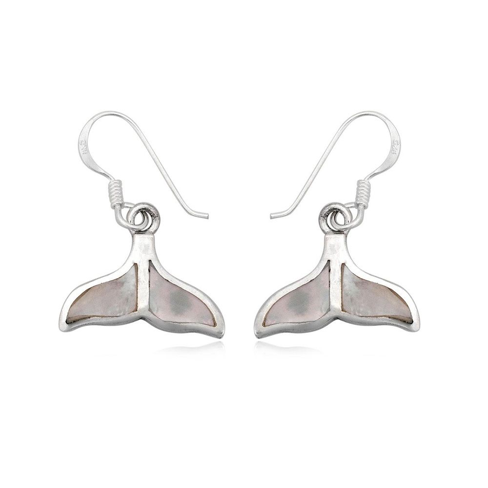 925 Silver Whale Tail Dangling Earrings and Mother of Pearl Beautiful pair of dangling earrings Silver mount 925 Pierre: Mother of Pearl Style: Hanging hooks Shape: Whale Tail Sun: 1.5 x 1.9 cm Weight: 2.79 gr