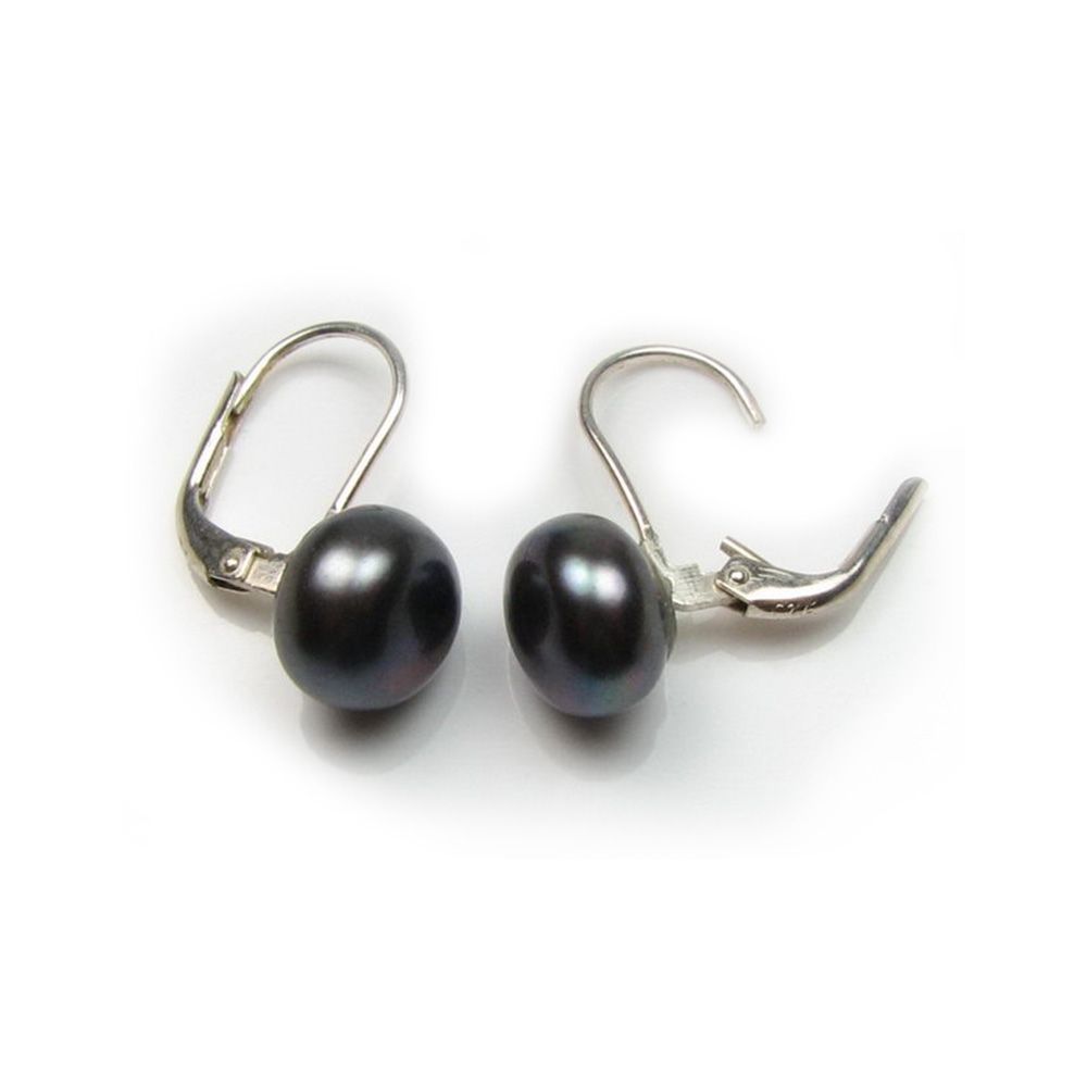 Black Freshwater Pearls Earrings and Silver Mounting This pair of earrings with her genuine freshwater pearl is measured by its elegant design. Composed of cultured pearls freshwater in silver 925/1000. Description: Pearl type: freshwater Cultured Color: White Diameter: 8-9 mm Shape of the pearl: Button Luster: very high Mount: 925 silver Dimensions: 2.7 cm Claps : Dangling