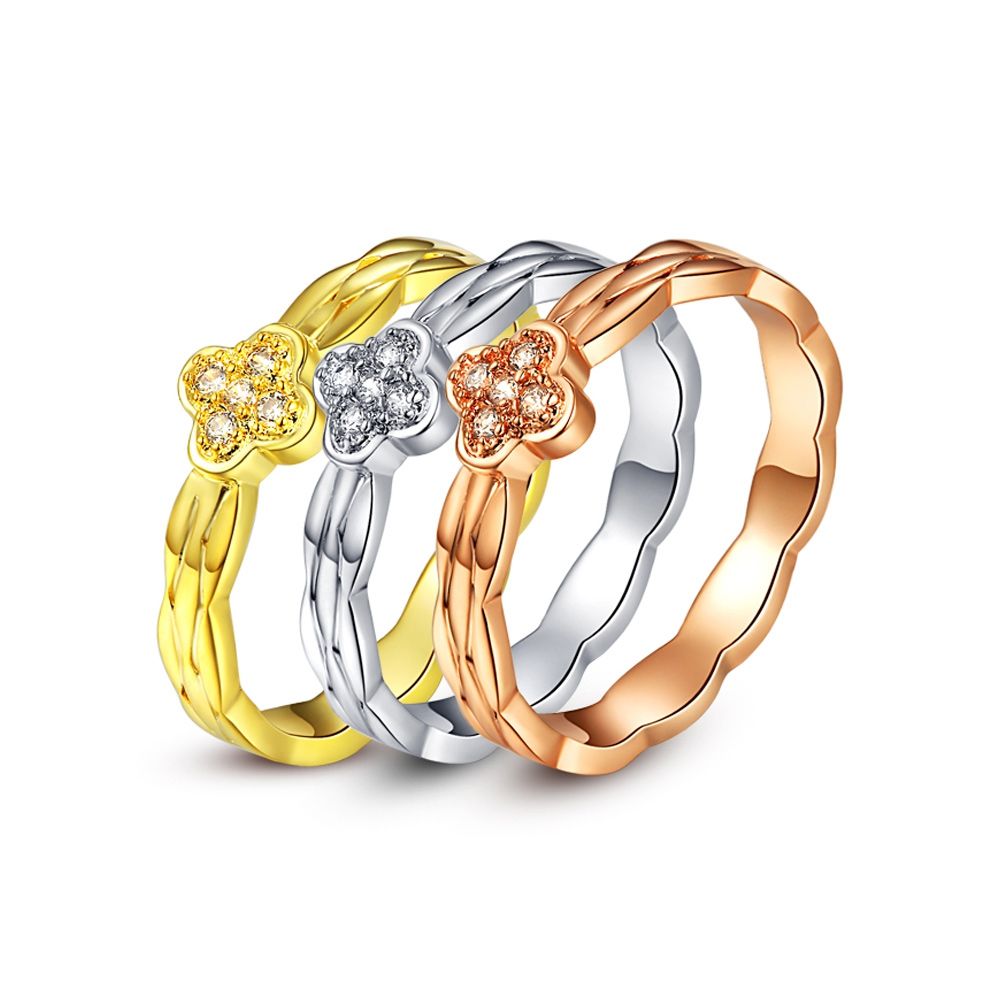 Ring 3 Solitaire Alliances 3 Golds and White Crystal of Swarovski Elements Super ring made of 3 wedding rings set with white Swarovski Elements crystals. Ring frame: High quality alloy plated yellow gold, white gold and pink gold Main crystal diameter: 0.6 cm To be worn together or separately