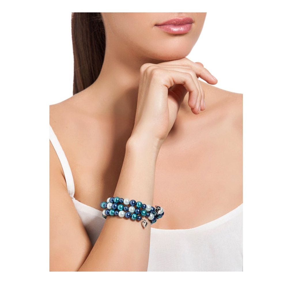 Blue Pearls 3 Rows Bracelet This charming 3-row Bracelet is made of white synthetic pearls, blue and turquoise. 2 small silver hearts are located at the ends of the bracelet. Frame high quality alloy Rhodium plated for a perfect finish and extreme shine. Elegant and original, this is the perfect accessory for a night or to illuminate a simple outfit. Description: Bracelet Diameter: 6.5 cm Bead diameter: 5 to 8 mm Color: White / Blue / Turquoise