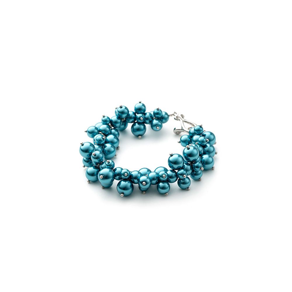 Blue Multi Pearls Bracelet This charming bracelet is made of blue synthetic pearls. The toggle clasp is worked as S. Frame high quality alloy Rhodium plated for a perfect finish and extreme shine. Elegant and original, this is the perfect accessory for a night or to illuminate a simple outfit. Description: Type of Clasp: Toggle Strap Length: 22 cm Bead diameter: 5 to 7 mm Color: Blue