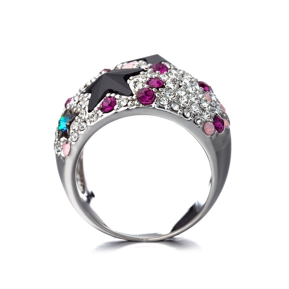 Stars Dome Ring in Crystal Swarovski Elements This dazzling ring is made of Swarovski crystals in the shape of stars and pink and black multi-colored reflections. Many white crystals are set and distributed around stars. The frame is alloy high quality Rhodium plated for a perfect finish. With its unique design, this gem will add a touch of elegance and shine for any occasion. Ring width: 20 mm