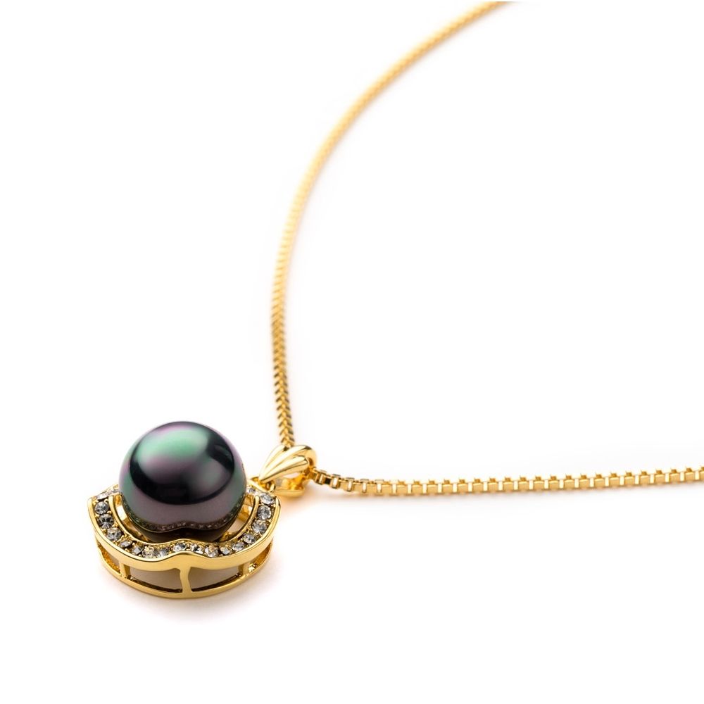 Imitation pearl pendant in black reconstituted mother-of-pearl and yellow gold plated Characteristics of the pearls: Imitation pearls in reconstituted mother-of-pearl Diameter: 14 mm Chandelier: Excellent Black color Cubic zirconium stones Yellow gold plated Delivered with a Yellow gold plated chain of 45 cm.