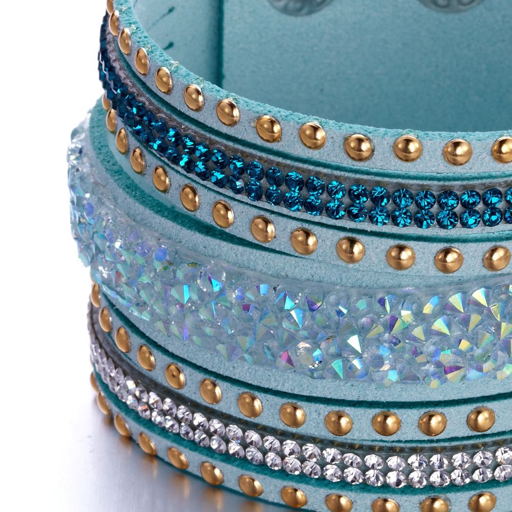 Blue and White Swarovski Crystal Elements and Turquoise leather This beautiful bracelet is turquoise leather. This bracelet is set with a multitude of white Swarovski Elements crystals and blue to intense reflections. The clasp, stainless steel, is pressure for easy and fast handling. The length is adjustable thanks to its 2 snaps. This bracelet sparkles and you sublimate at your parties! Dimensions: 21 x 4.4cm Succumb to the beauty of this bracelet that will not disappoint.
