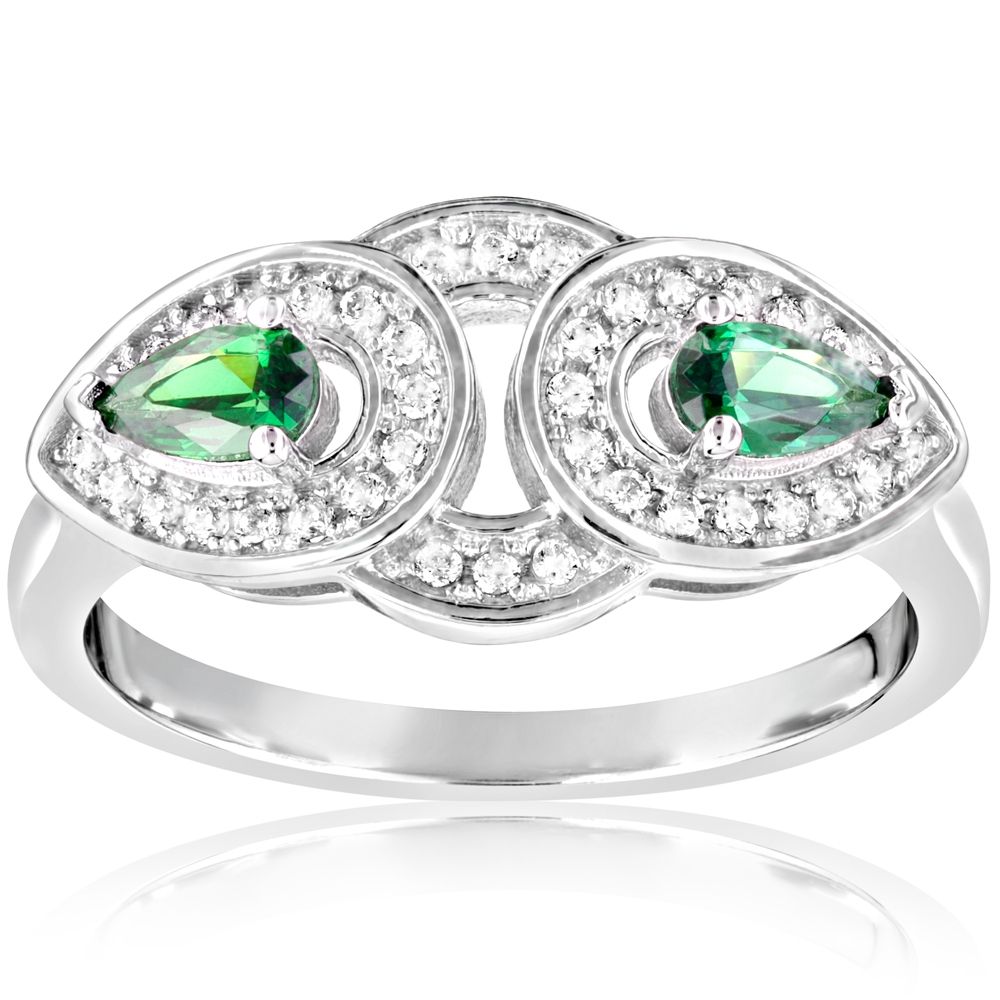 40 White and Green Swarovski Crystal Zirconia Ring and 925 Silver This beautiful ring is made up of 40 white and green Swarovski crystal Zirconia. They give their intense reflections at the height of the diamond. 925/1000 Sterling Silver and Rhodium Plated 40 Swarovski Crystal Zirconia 5A Dimensions: 2.3 x 1 cm Weight: 3.59 gr