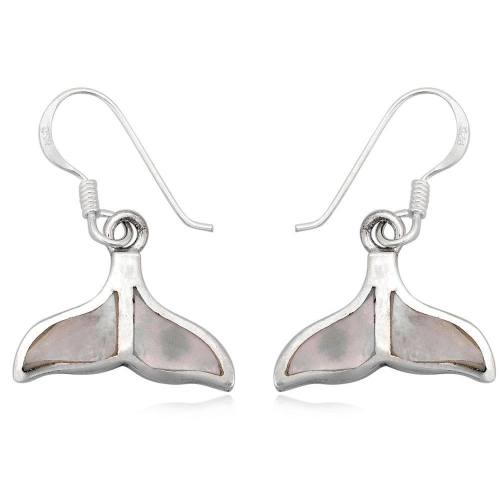 925 Silver Whale Tail Dangling Earrings and Mother of Pearl Beautiful pair of dangling earrings Silver mount 925 Pierre: Mother of Pearl Style: Hanging hooks Shape: Whale Tail Sun: 1.5 x 1.9 cm Weight: 2.79 gr