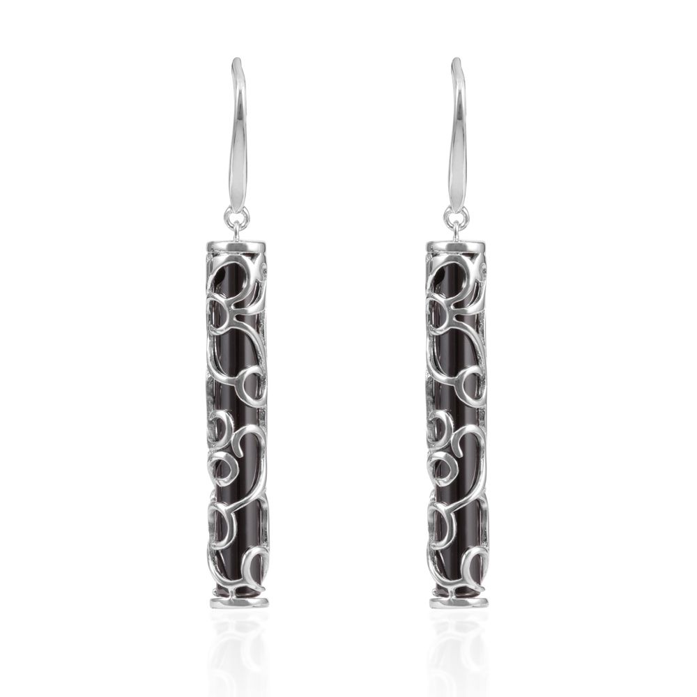 Black Ceramic Tiki Earrings and 925 Silver This jewel has a design that is both classic and contemporary, and is remarkable for its elegance. This beautiful pair of dangling earrings is made of black ceramic. The mount is Sterling Silver 925/1000 for a perfect finish. A unique and original jewelry that will attract attention and easy to wear on all occasions. Dimensions: 4.6 x 0.4 cm Suitable for pierced ears