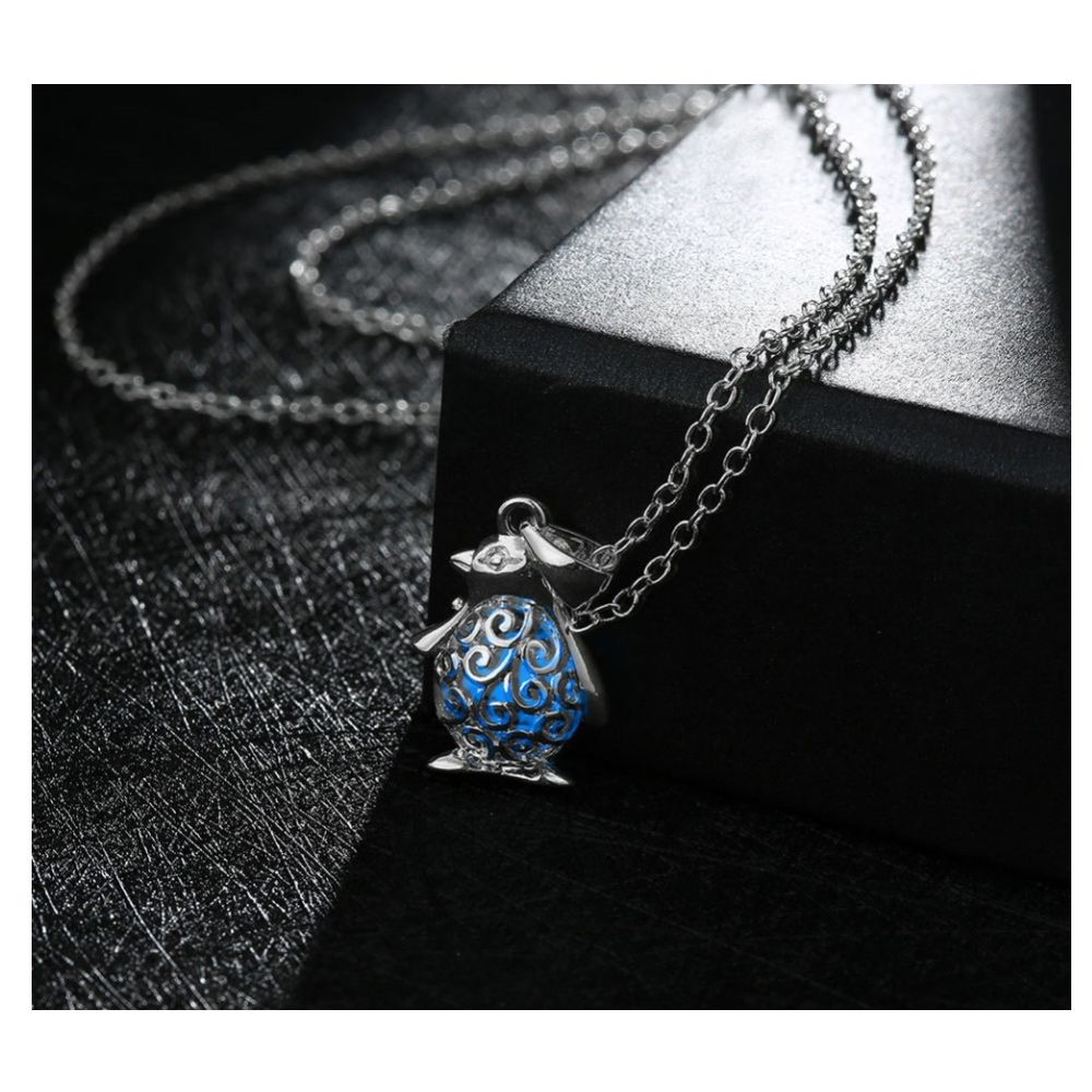 Blue Fluorescent penguin Pendant Very original this necklace composed of a Elephant pendant containing a fluorescent stone. It will come alive in blue in the night ! Frame: Silver plated Dimension: 2.6 x 1.2 cm Length of the chain: 50 cm Weight: 2.8 g