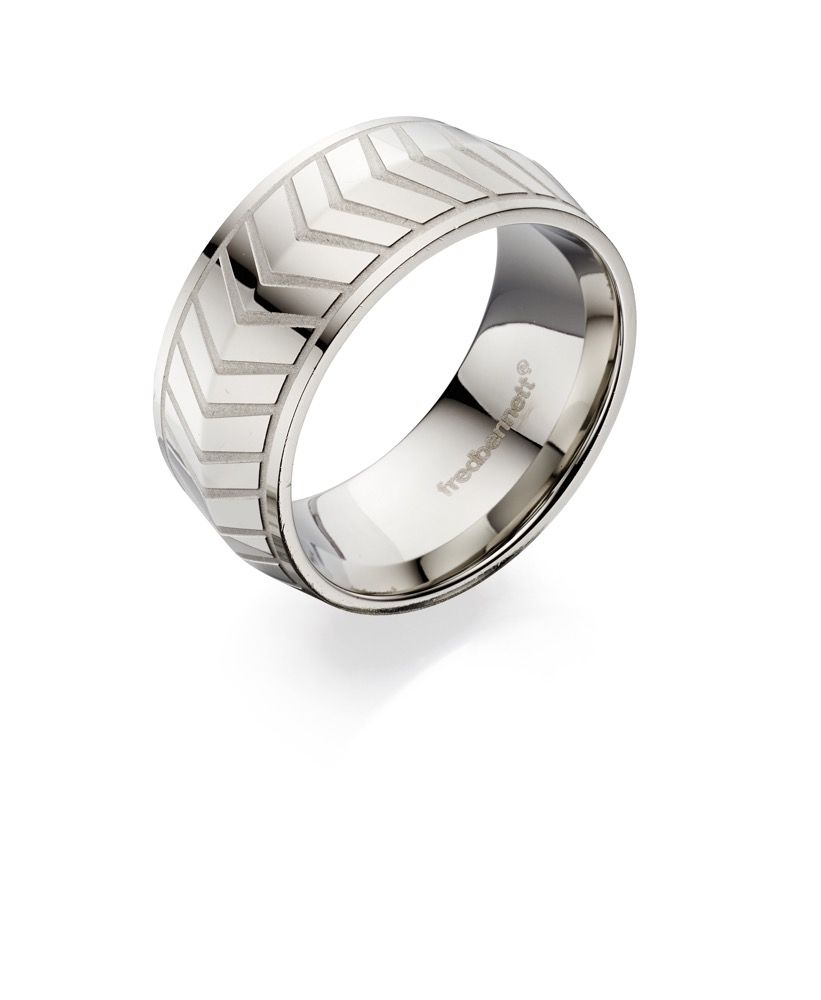 fredbennett fb Mens Stainless Steel Engraved Chevron Pattern Ring Size VDesign: This chevron pattern band ring by Fred Bennett is crafted using stainless steel. With a polished finish,this versatile ring is suitable to wear for any occasion day or night. Wear alone,or team up with similar items for a more coordinated look.Composition: Made from stainless steel with a modern polished finish.Dimensions: width 10mm, Depth 2.5mm, Item weight 9.57gApproximate ring size: VPackaging: This item comes provided with a luxury branded jewellery presentation box which is ideal for gifting and provides a safe place to store the jewellery.