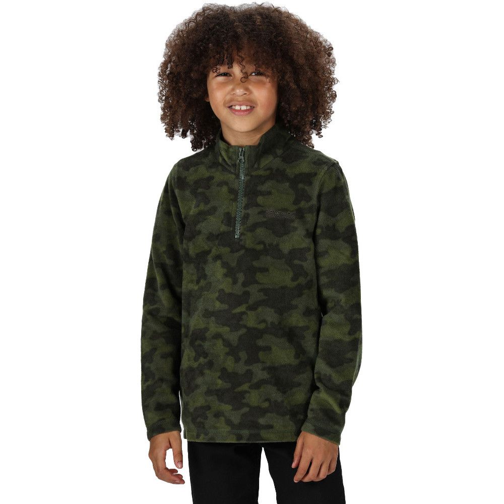 Super cute and super warm, the kids' printed Lovely Jubblie Overhead Fleece offers instant comfort throughout the year. It's brushed on the inside for extra cosiness and features anti-pill finish to keep it looking fresh wear after wear. Slip it on under coats or over tees on bright, chilly days.