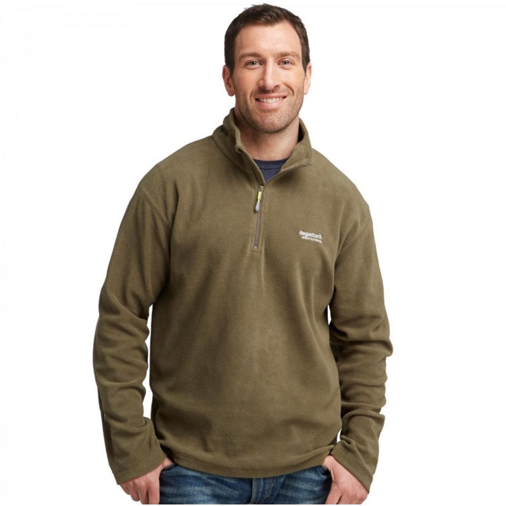 Our much-loved men's Thompson Fleece Sweater is a versatile mid-layer for walking, evenings in the garden, weekends camping and everything in between. Made of warm yet lightweight Symmetry fleece fabric (170gsm) fleece with a brushed inner for added softness and anti-pill finish for lasting 'newness'. The stand collar warms the neck while the quarter zip provides venting options. With the Regatta embroidery on the chest.