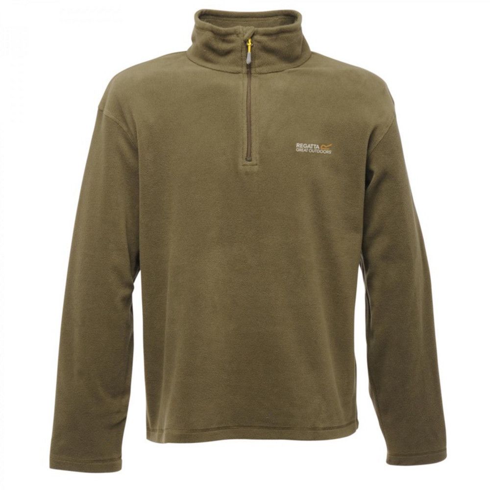 Our much-loved men's Thompson Fleece Sweater is a versatile mid-layer for walking, evenings in the garden, weekends camping and everything in between. Made of warm yet lightweight Symmetry fleece fabric (170gsm) fleece with a brushed inner for added softness and anti-pill finish for lasting 'newness'. The stand collar warms the neck while the quarter zip provides venting options. With the Regatta embroidery on the chest.