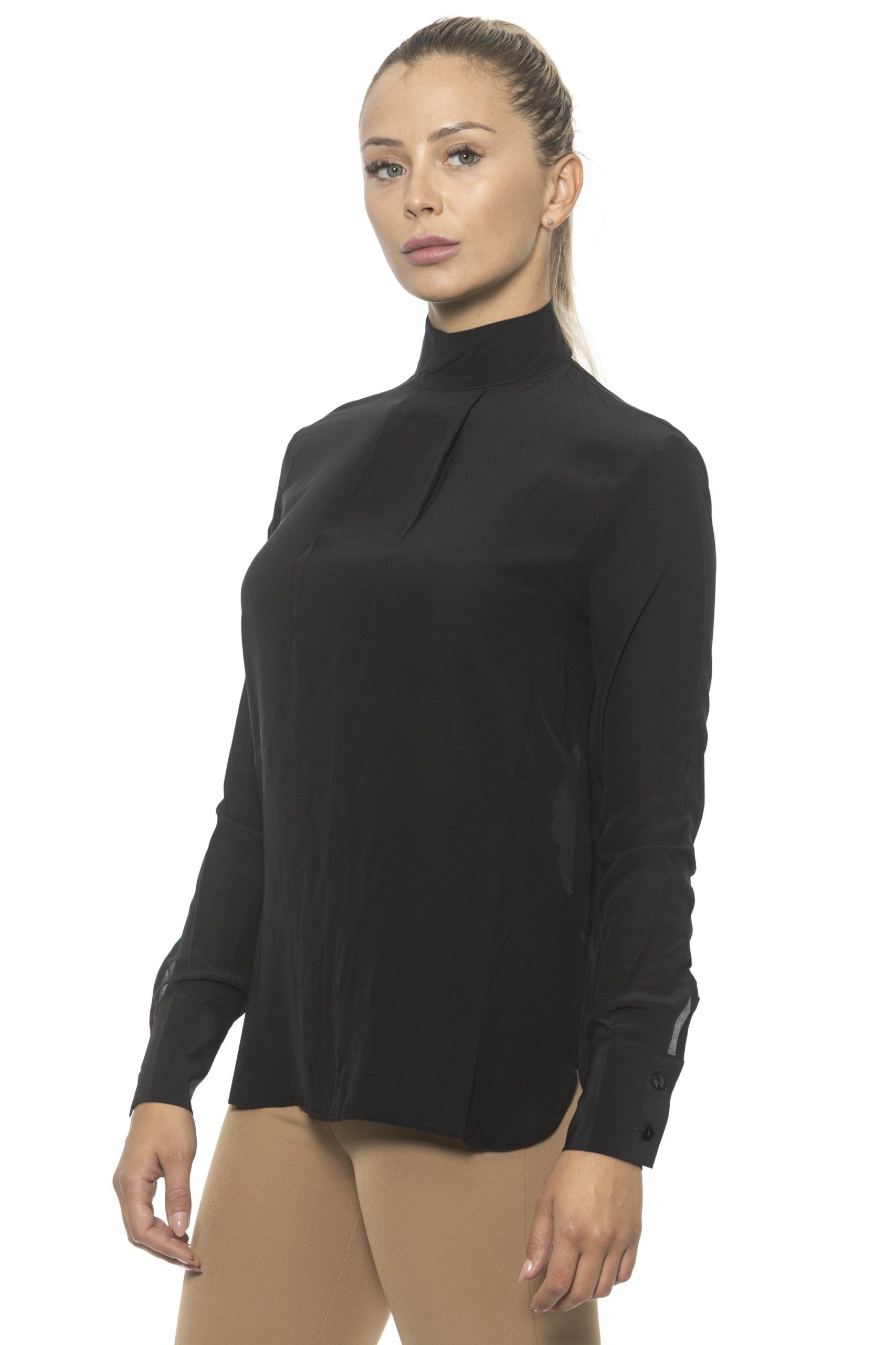 <p>Woman’s Sweater. Turtleneck. Closure With Button. Shirt Cuff.</p>