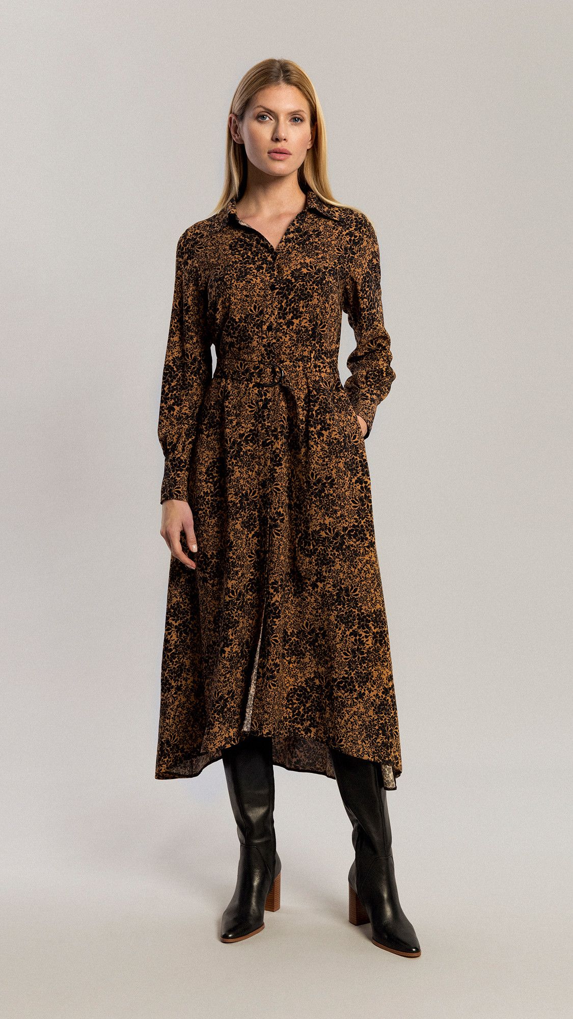 Amber is feminine dress. The top of the dress is classic, with a collar, the bottom is a flared skirt shorter at the front. It has pockets. The belt with a chic, minimalist buckle allows you to give Amber wonderful shapes. Choose your favorite print and amaze!