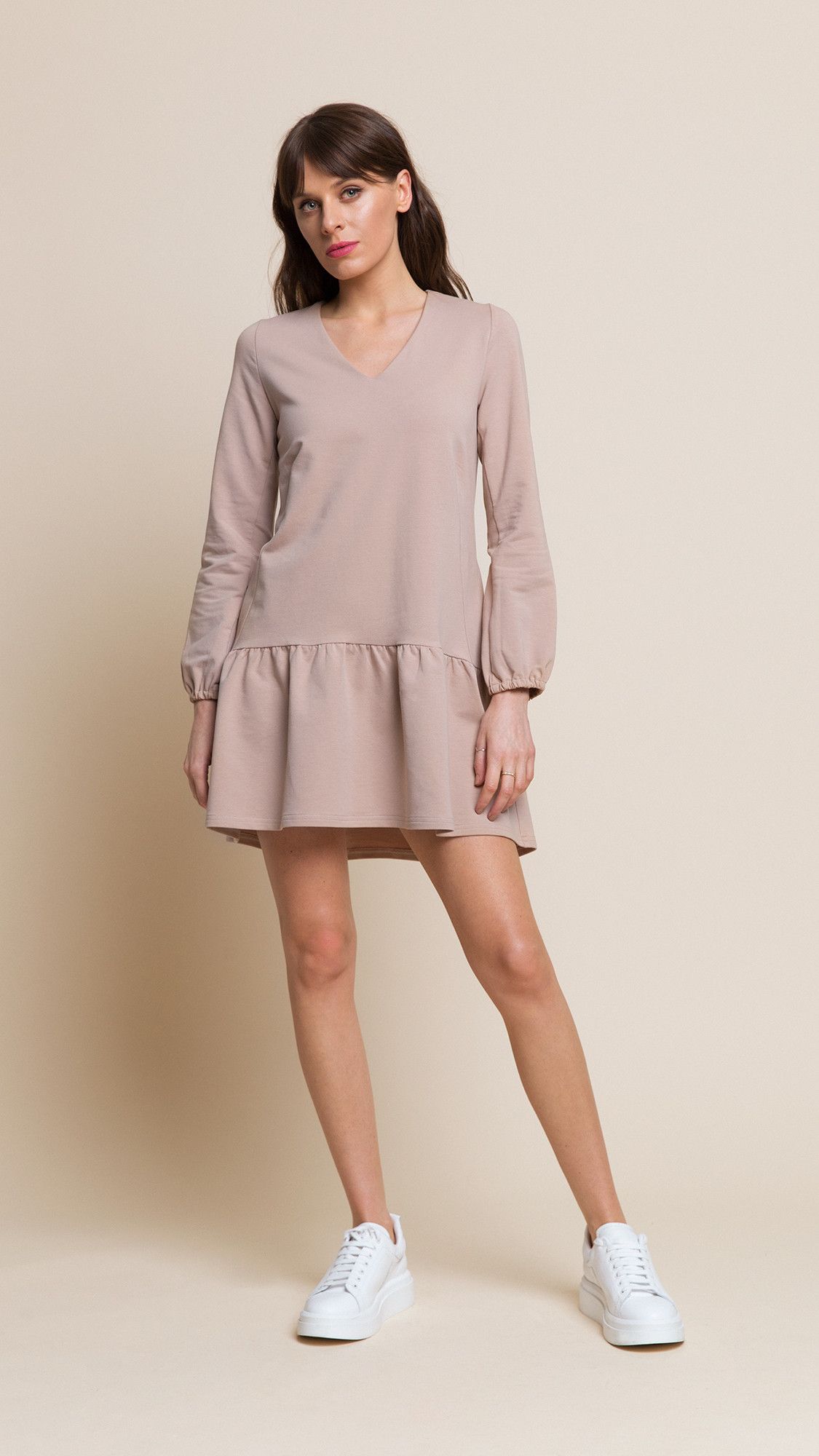 Rose is a loose A-shaped dress. It has comfortable, wide ¾ sleeves, V-neck. Gently flared, with a beautiful, subtle frill. Made of the best quality cotton fabric. Beautiful and super comfortable.