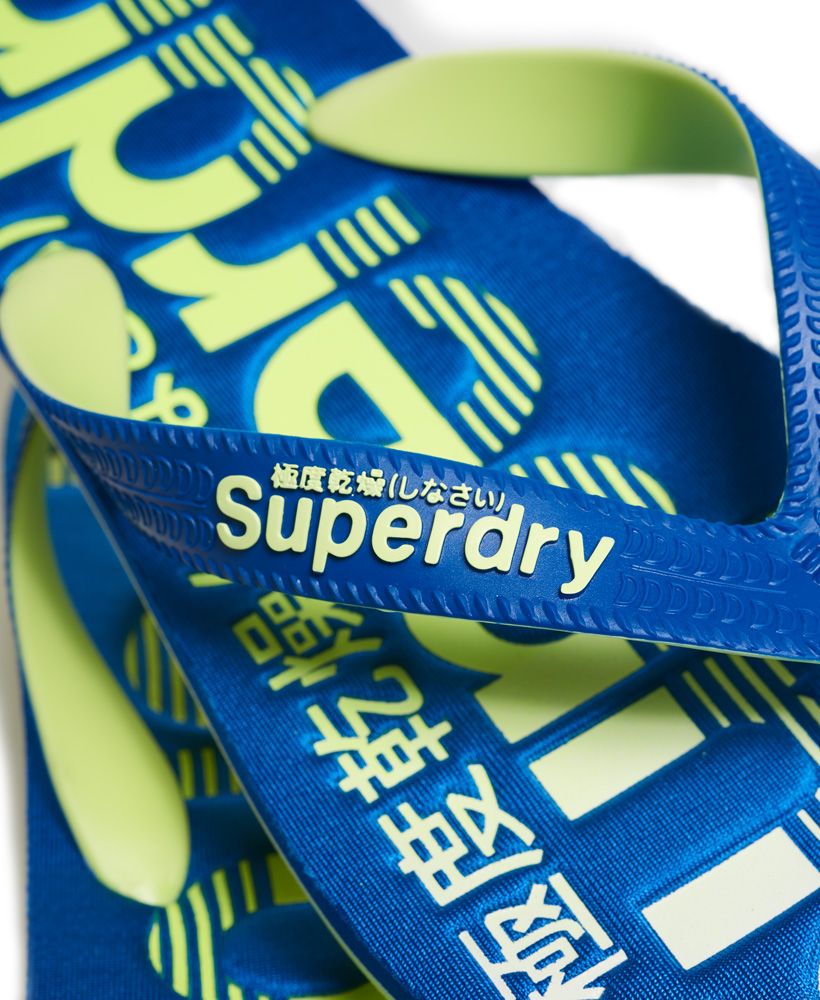 Superdry men's Scuba logo faded flip flops. These beach flip flops feature a raised Superdry logo print on the upper strap and have a contrasting Superdry logo on the sole.S - UK 6-7, EU 40-41, US7-8M - UK 8-9, EU 42-43, US 9-10L - UK 10-11, EU 44-45, US11-12XL - UK12-13, EU 46-47, US 13-14