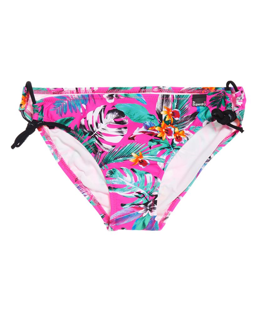 Superdry women’s Electro Tropic tie bikini bottoms. These bikini bottoms feature branded, spaghetti strap hip fastenings on both sides and are finished with a rubber Superdry logo tab on the front.Model wears: 10/Small Model height: 5’11” (180cm) Please note due to hygiene reasons, we are unable to offer an exchange or refund on swimwear, unless they are sealed in their original packaging. This does not affect your statutory rights.