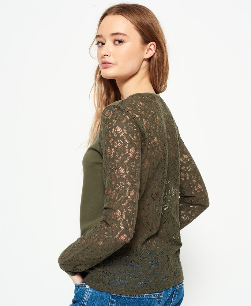 Superdry women’s Willow lace top. An ideal top for those cooler summer days. Featuring lace arms, hem and reverse. The top is finished with a Superdry logo tab on the hem.
