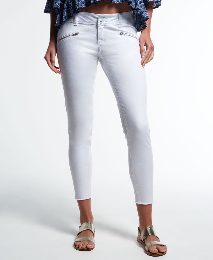 Superdry women's Leila skinny cropped jeans. These skinny jeans with two zipped front pockets have a zip fly and double button front fastening, and twin rear patch pockets. The Leila cropped jeans also feature distressed and unfinished hems. Model wears: 26/32 Model height: 5’ 10” (178cm)