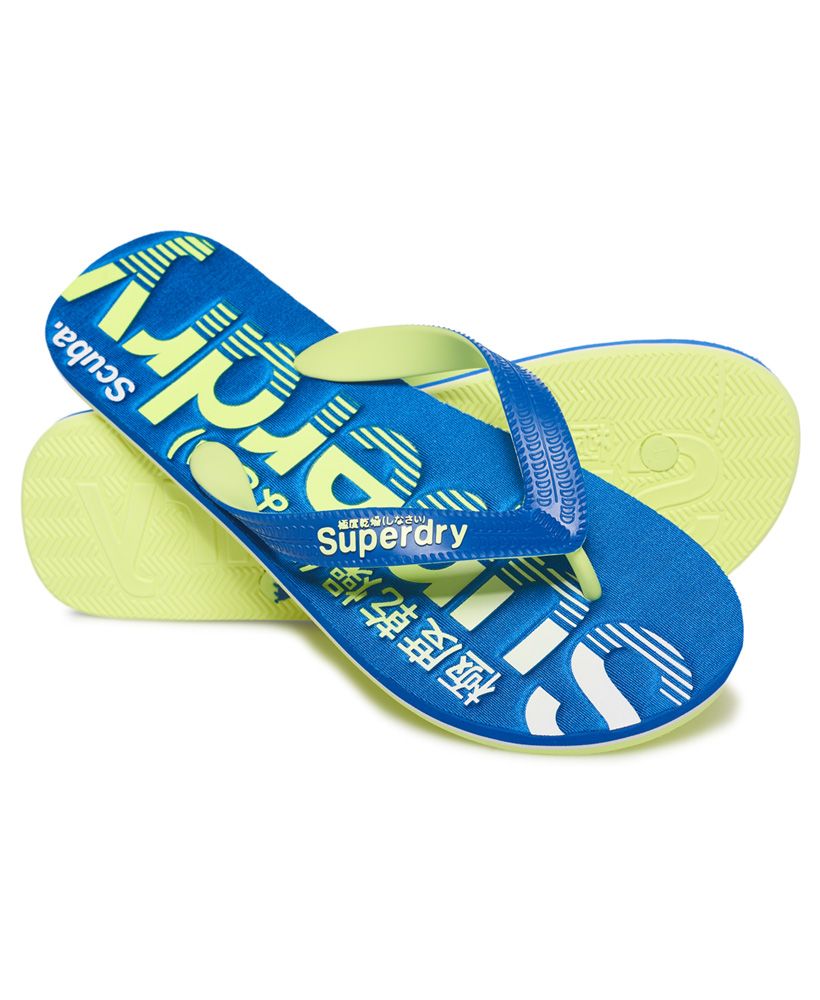 Superdry men's Scuba logo faded flip flops. These beach flip flops feature a raised Superdry logo print on the upper strap and have a contrasting Superdry logo on the sole.S - UK 6-7, EU 40-41, US7-8M - UK 8-9, EU 42-43, US 9-10L - UK 10-11, EU 44-45, US11-12XL - UK12-13, EU 46-47, US 13-14