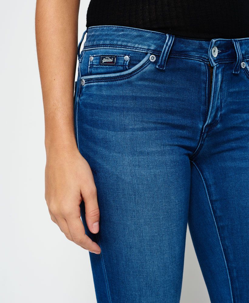 Superdry women's Alexia jegging jeans.These denim jegging jeans featuring a zip fly, two back pockets, a coin pocket and an embroidered Superdry logo. These jegging jeans also feature fake front pockets. Model wears: 26/32 Model height: 5’ 10” (178cm)