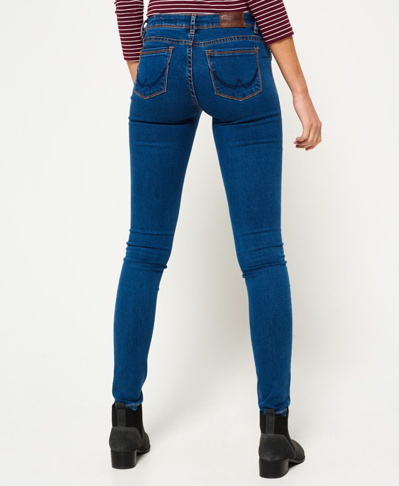 Superdry women's Alexia jegging jeans. These denim jegging jeans feature a zip fly, two back pockets and a coin pocket, and two faux front pockets. The jeans are finished with a Vintage Superdry Denim patch on the coin pocket and a leather Superdry badge on the back of the waist.