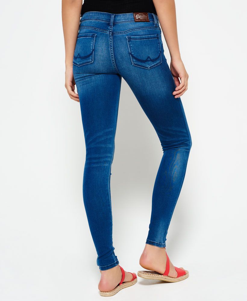 Superdry women's Alexia jegging jeans.These denim jegging jeans featuring a zip fly, two back pockets, a coin pocket and an embroidered Superdry logo. These jegging jeans also feature fake front pockets. Model wears: 26/32 Model height: 5’ 10” (178cm)