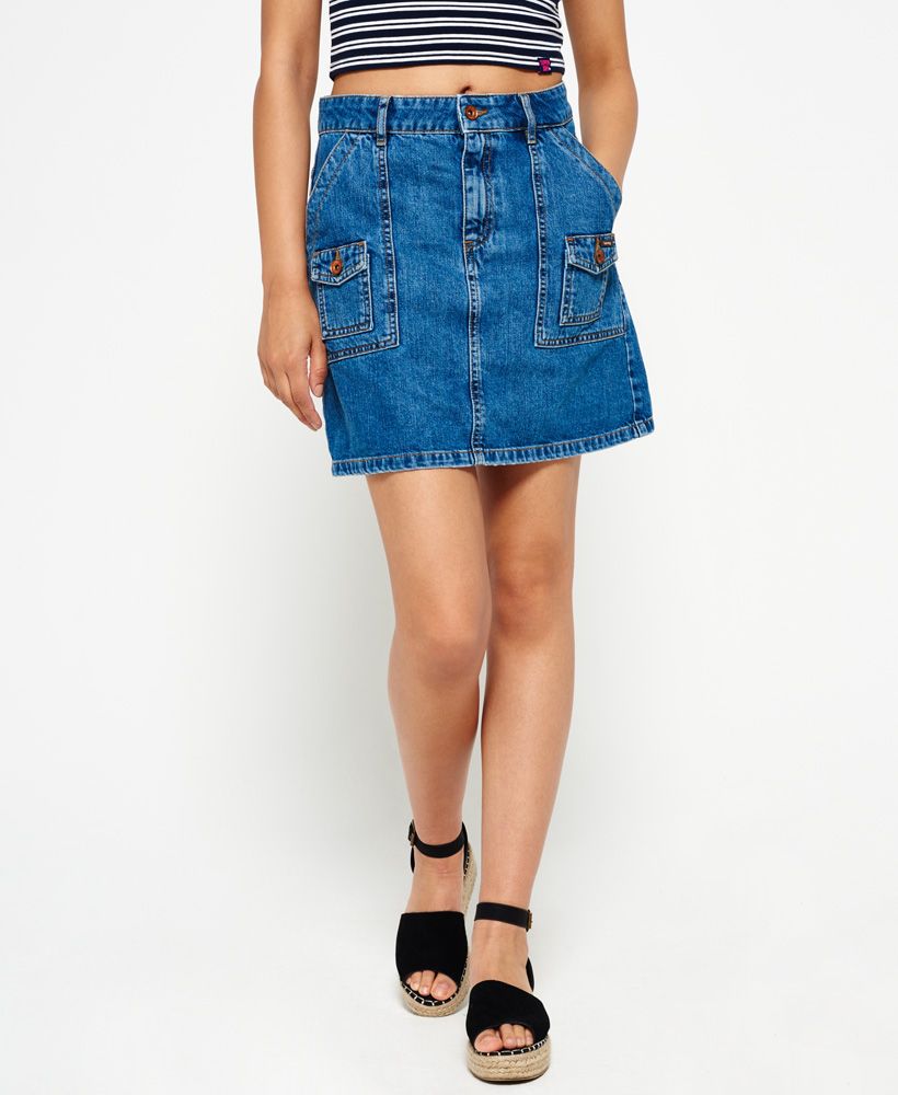 Superdry women’s Utility Patched denim skirt. A staple piece to every summer wardrobe, this A-line denim skirt features 4 functional front pockets and 2 functional back pockets. The skirt is finished with a Vintage Superdry leather logo patch and Superdry branded buttons. Team this skirt with one of our Essentials Off Shoulder Tops for a simple yet very effective look.