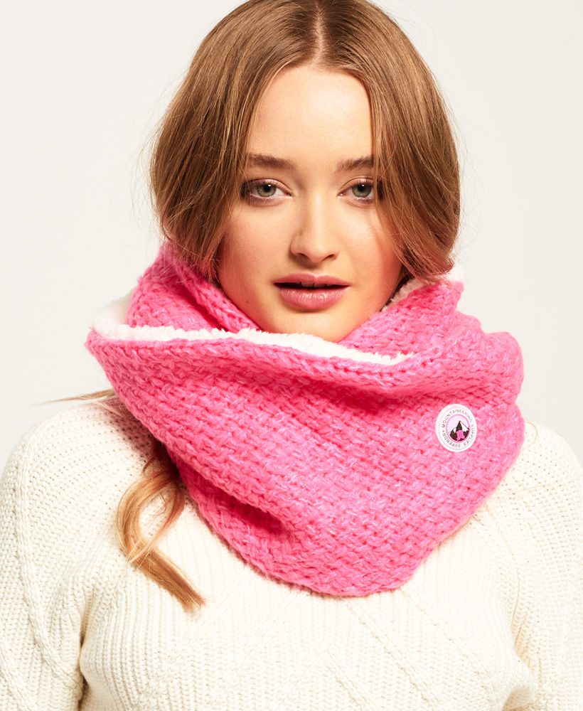 Superdry women's Clarrie stitch snood. A thick fleece lined snood in a chunky cable knit pattern. The Clarrie stitch snood is finished with a Superdry Mountaineering logo.
