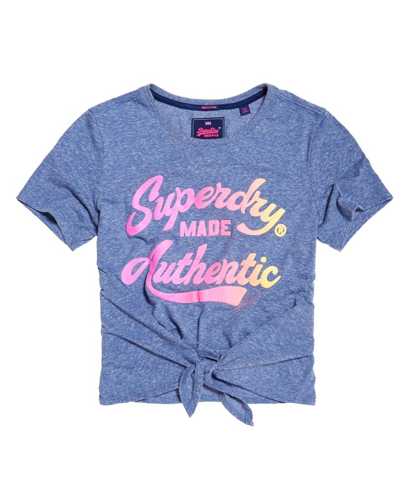 Superdry women’s made Authentic T-shirt. This authentic t-shirt with a tie knot front design features short sleeves and a textured Superdry logo print on the front.