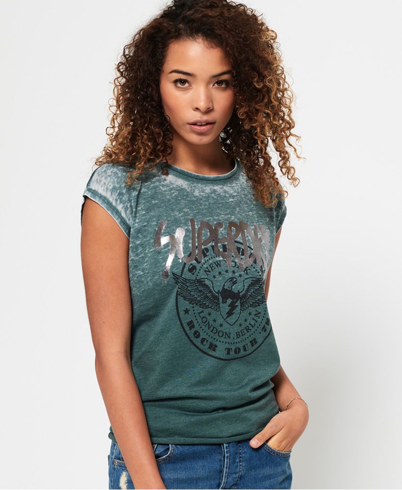 Superdry women’s knot back t-shirt. A favourite this season, featuring a large Superdry graphic across the chest and a knot detailing on the reverse. The knot back t-shirt is finished with a Superdry logo badge just above the hem. 
Model wears: 10/Small Model height: 5’ 8.5” (173cm) Model chest size: 34.5