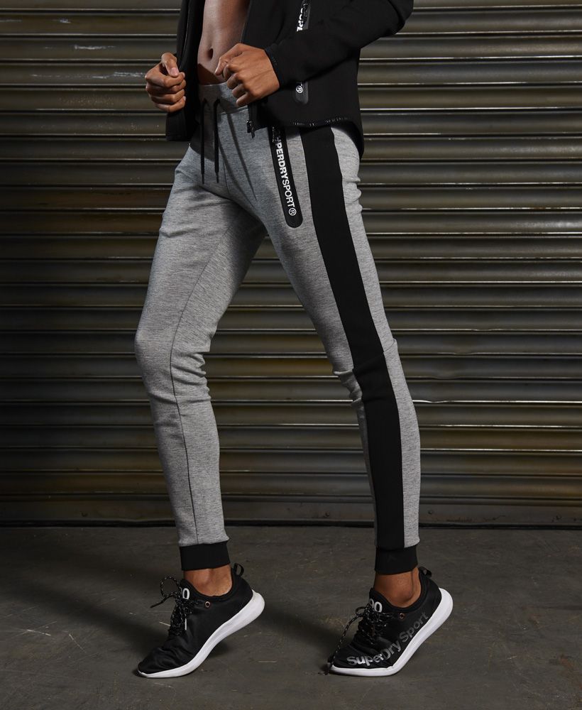 Superdry women’s SD sport gym tech luxe joggers. The gym tech luxe joggers features a drawstring waistband, two front pockets with zip fastenings and cuffed bottoms. These joggers are finished off with a Superdry sport logo tab on the back of the waistband.Fits close to your body, enabling you to show off that perfect form