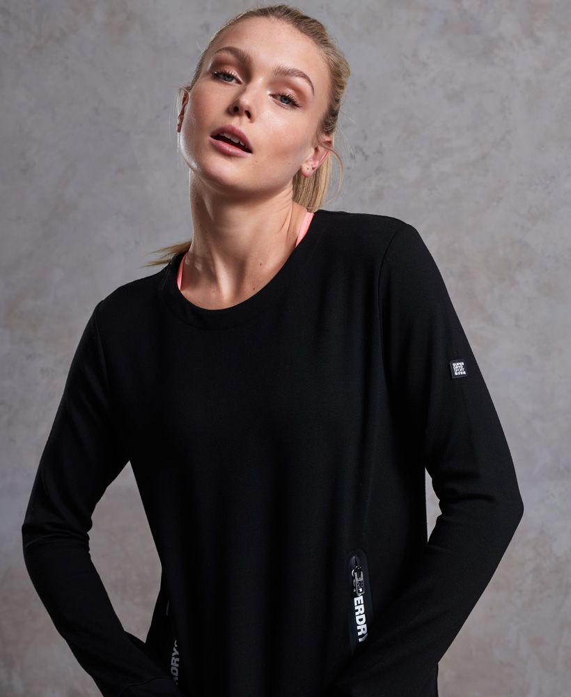 Superdry women’s sport gym tech luxe crew jumper. This comfy crew neck jumper, is perfect to layer up featuring thumb holes in the cuffs and two front zip pockets with Superdry Sports logo branding. The sports gym tech crew jumper also features a zip fastening on the back from the neckline, with Superdry Sports logo branding on.
Model wears: 10/Small Model height: 5’11” (181cm) Model chest size: 31