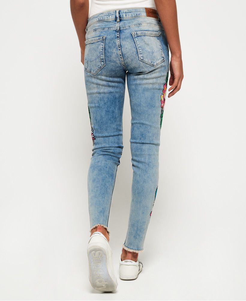 Superdry women’s Cassie skinny jeans. A low-rise pair of jeans featuring the classic five pocket design, a zip fly fastening and belt loops. These jeans are finished with a Vintage Superdry badge on the coin pocket and a leather Superdry logo patch on the rear waistline.