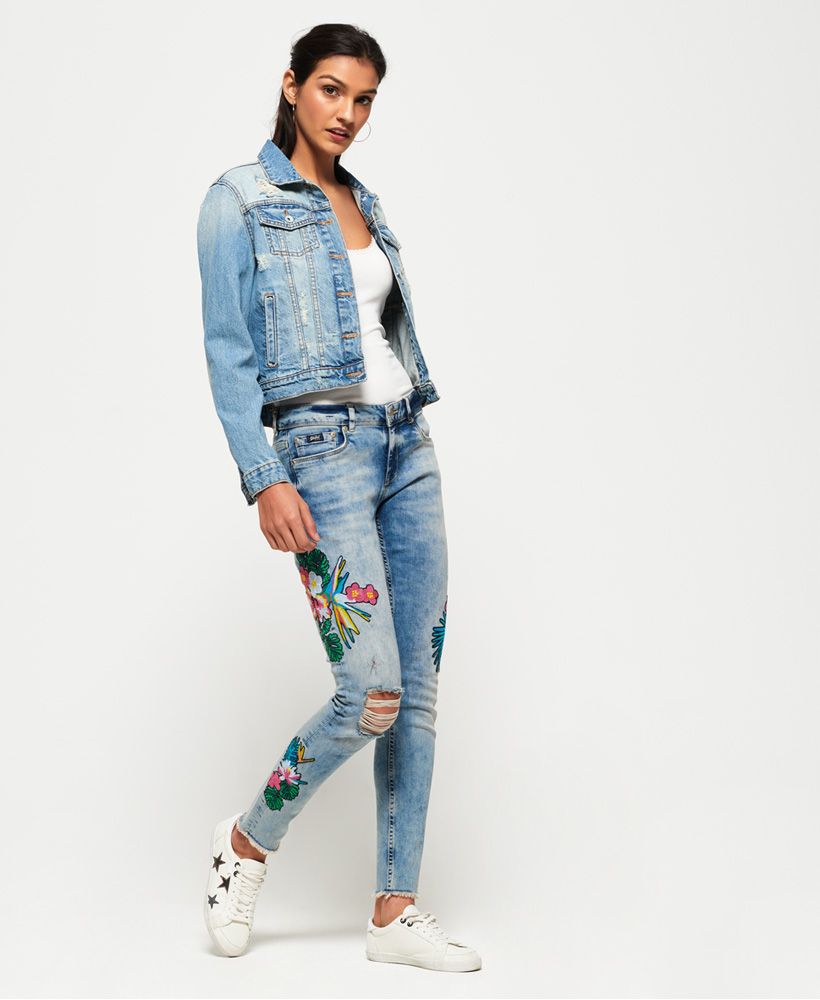 Superdry women’s Cassie skinny jeans. A low-rise pair of jeans featuring the classic five pocket design, a zip fly fastening and belt loops. These jeans are finished with a Vintage Superdry badge on the coin pocket and a leather Superdry logo patch on the rear waistline.