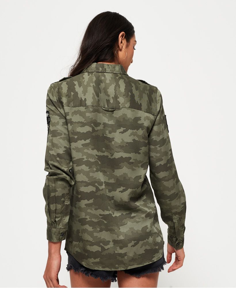 Superdry women’s Emma military shirt. This military inspired shirt features a button down fastening, twin chest pockets and button cuffs. The Emma military shirt also features shoulder epaulettes, various applique Superdry logo badges and is finished with a Superdry logo badge above the hem.