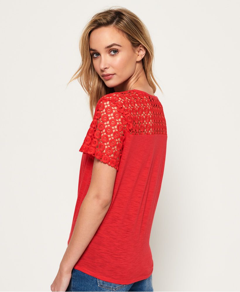 Superdry women’s San Juan lace sleeve t-shirt. This short sleeve t-shirt features a slightly sheer design, lace panelling along the top at the back and a knot-tie design at the front. The San Juan lace sleeve t-shirt is finished with a Superdry logo tab on the hem.