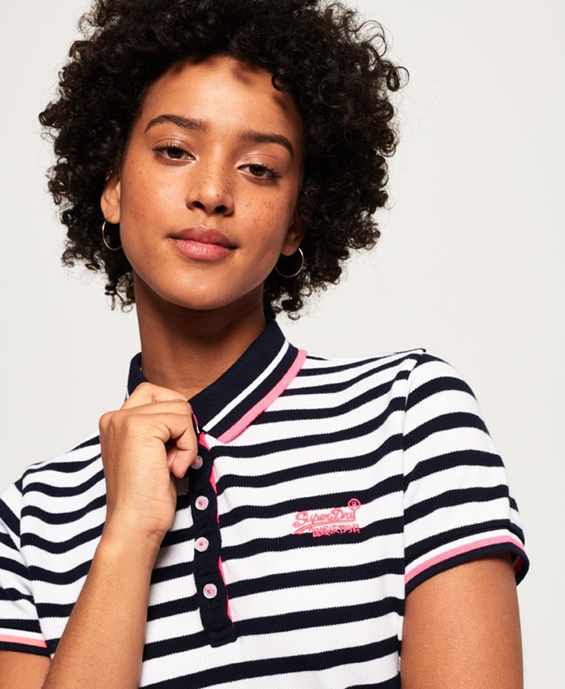 Superdry women’s Pacific stripe polo shirt. A classic fit polo shirt, featuring five button fastening, split side seams and an embroidered version of the iconic Superdry logo on the chest. The polo shirt is finished with a Superdry logo tab on the hem.