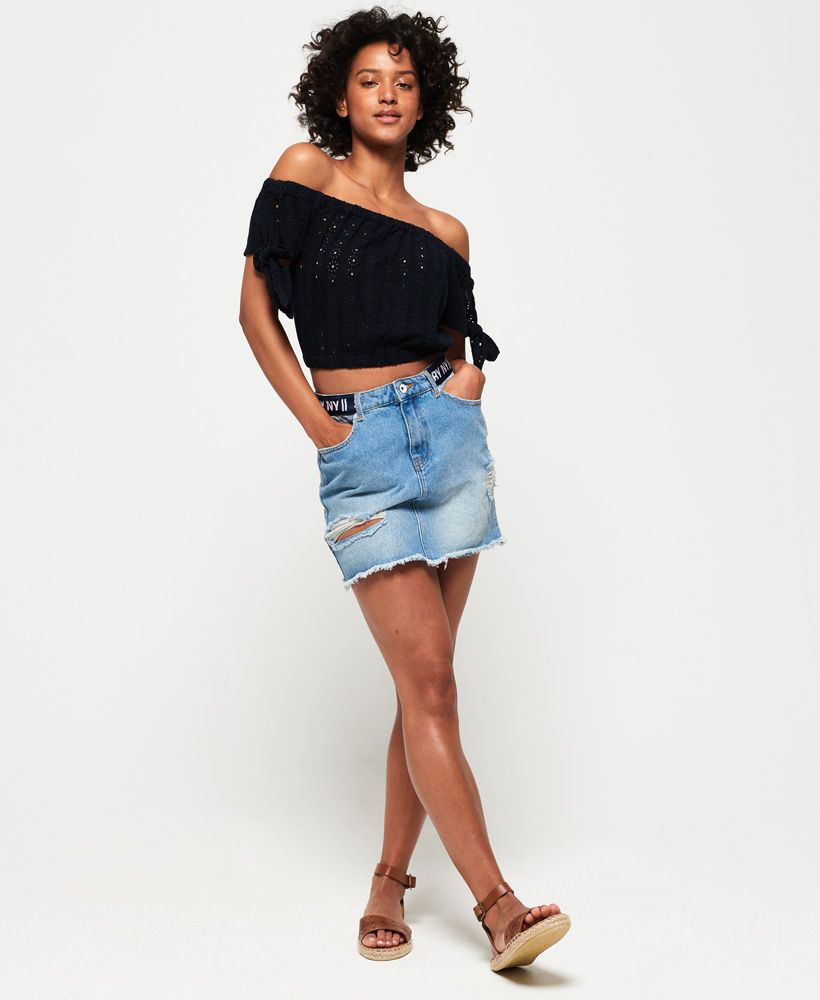 Superdry women’s Amiee bardot top. Summer has arrived with the crop top, featuring a ribbed elasticated off the shoulder design with tie sleeves and a ribbed elasticated hem. The Amiee top is finished with a metal logo badge just above the hem.