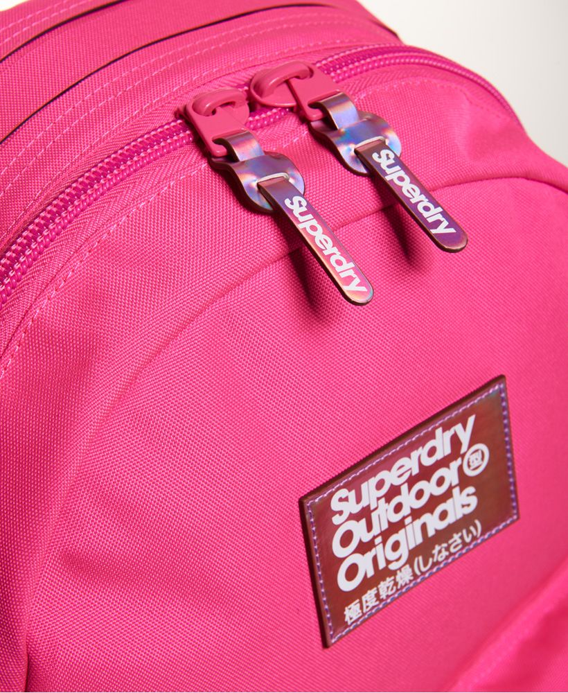 Superdry women’s Kaledo Montana rucksack. This simple yet staple rucksack features a top grab handle, padded back and straps and a large, zip fastened main compartment. The Kaledo Montana also features twin, popper fastened side pockets and a zipped outer compartment. The rucksack is finished with iridescent zip pulls and iridescent Superdry logo badges on the front and one strap. 21 litre approximate main compartment capacity.H 46cm x W 30.5cm x D 13.5cm