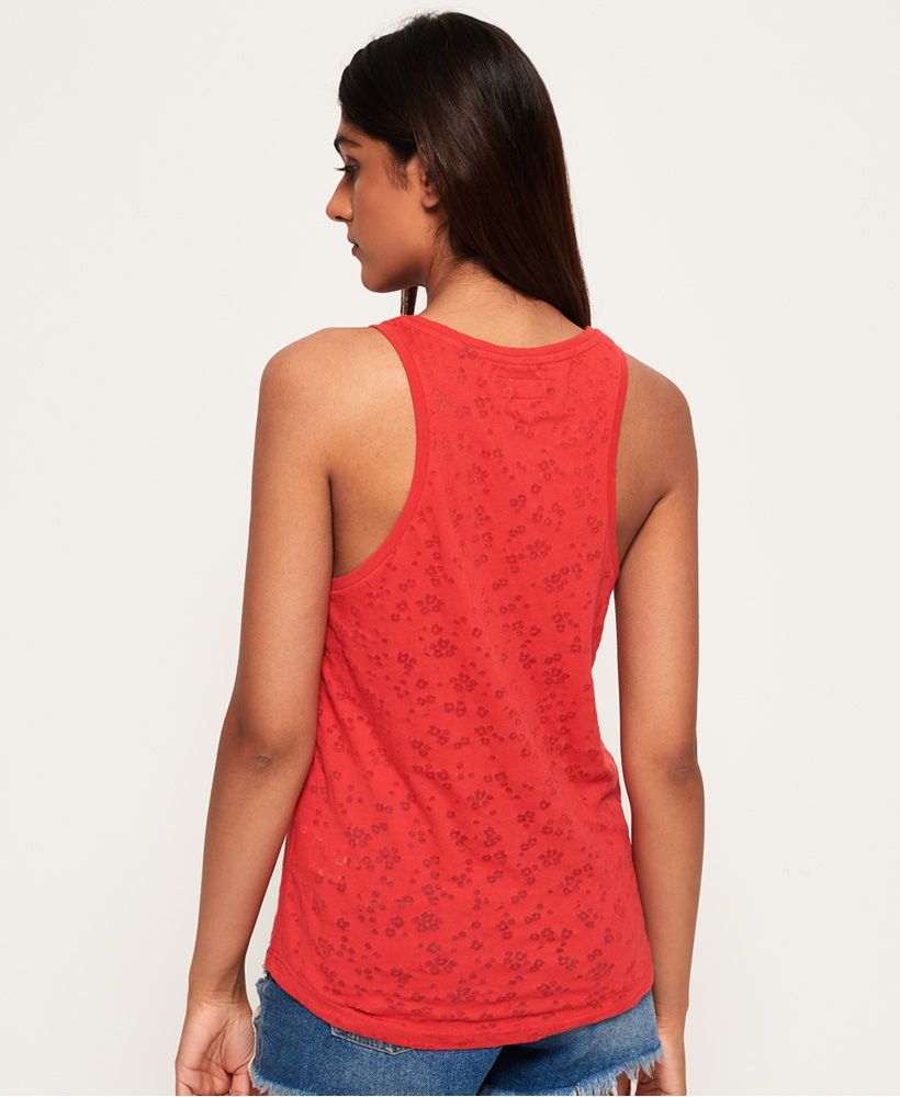 Superdry women’s Essential pocket tank top. This tank top features an all-over burnout print, a small pocket on the chest and is finished with a Superdry logo tab on the hem.
