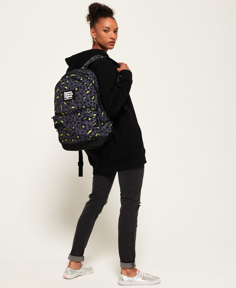 Superdry women's print edition Montana rucksack. A simple, staple rucksack in an all over print fabric. Featuring a top grab handle, padded back and straps and a large main compartment. The print edition Montana also features twin side pockets with popper fastening, a zipped outer compartment and is finished with a silicone Superdry logo patch.21 litre approximate main compartment capacity.H 46cm x W 30.5cm x D 13.5cm