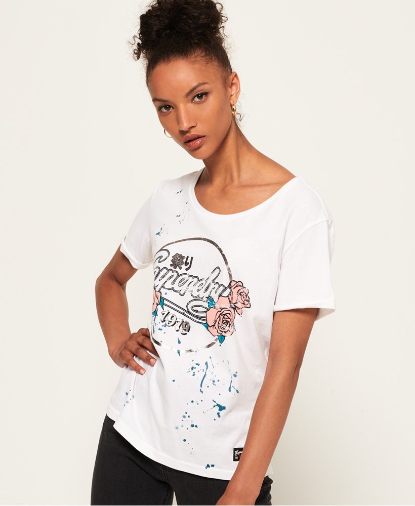 Superdry women’s boyfriend band t-shirt. A crew neck tee featuring a large Superdry logo graphic across the chest and on the reverse. This t-shirt is finished off a paint splatter effect and a logo badge just above the hem.