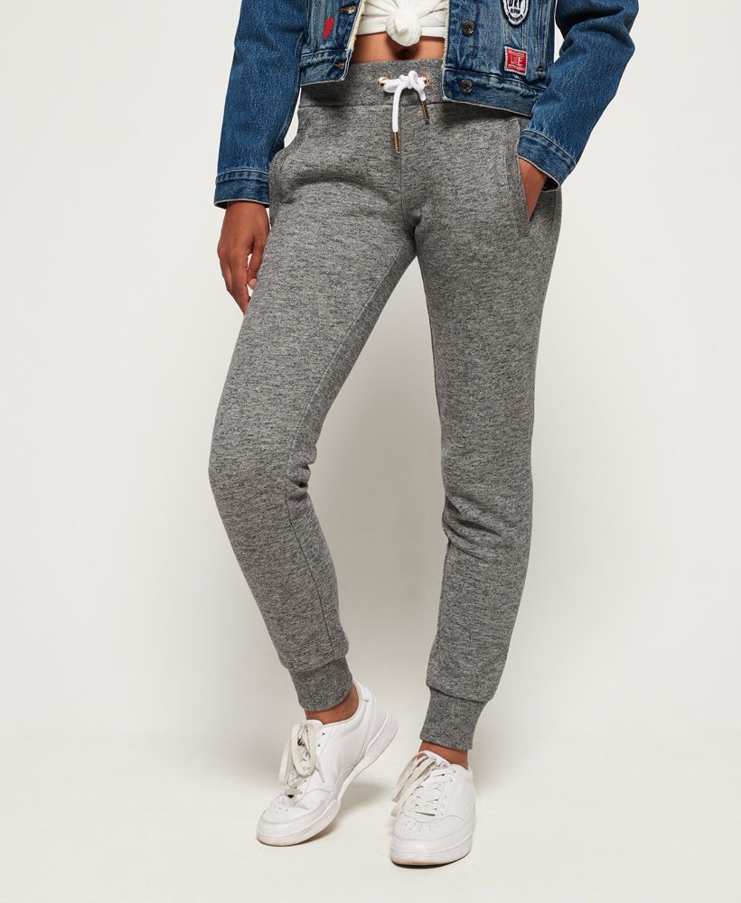 Superdry women’s Elite joggers from the Orange Label range. A premium slim leg, cuffed jogger featuring a drawstring adjustable, elasticated waistband with metal detailing, two front pockets and a single rear pocket. These soft touch joggers are finished with an embroidered Superdry logo below one of the front pockets.Slim fit