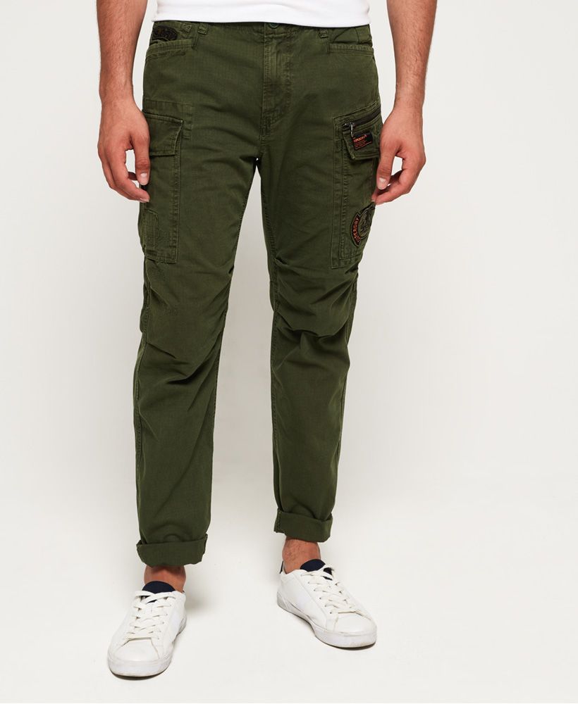 Superdry men’s Core parachute cargo pants. These parachute pants feature five front pockets, two rear pockets and a zip fly fastening. The pants are finished with various applique Superdry branded badges and branded buttons.