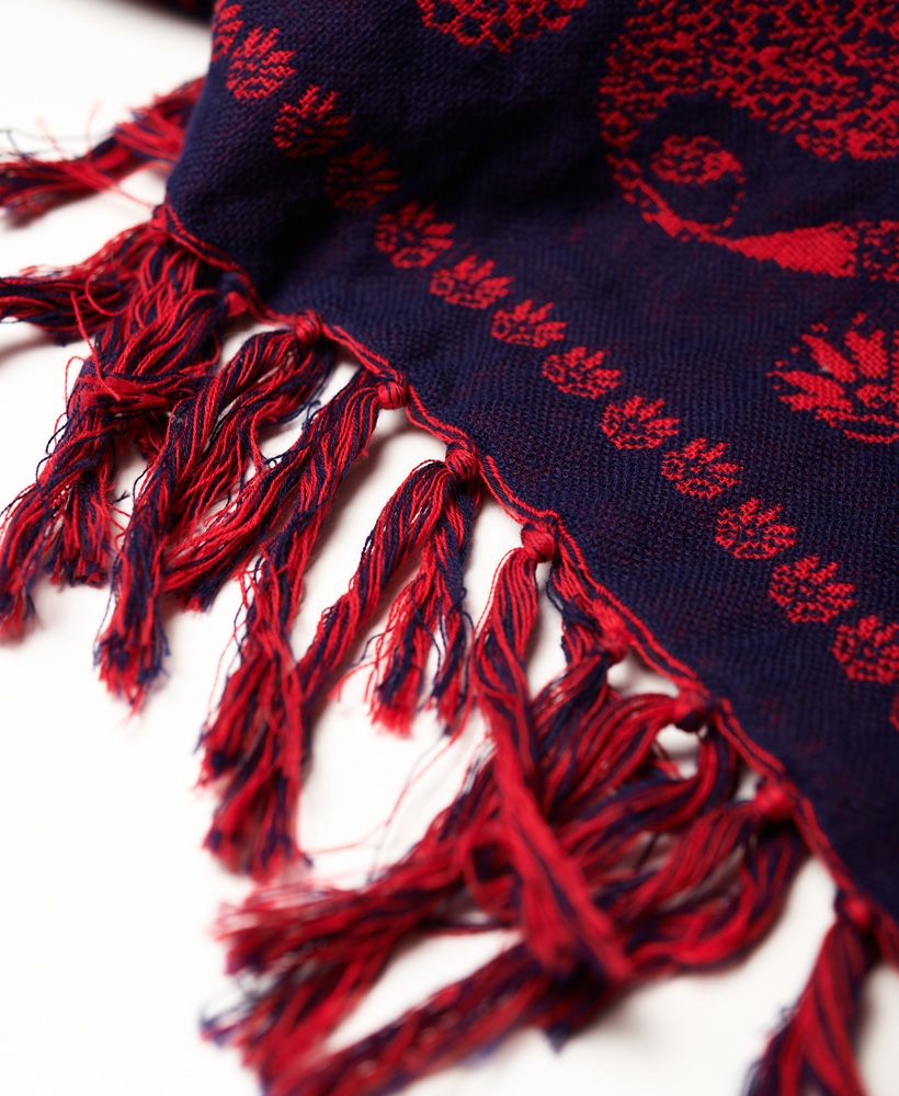 Superdry women’s Square smock scarf. This lightweight scarf is perfect for layering this season, and features an all over print and Superdry logo branding printed in the middle. The scarf is finished with tassel detailing.