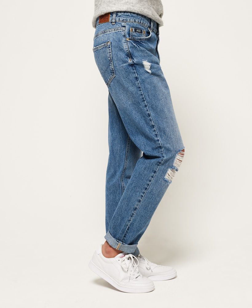 Superdry women’s Harper Boyfriend jeans. These boyfriend jeans are a wardrobe staple and are crafted from 100% cotton in a vintage wash. Featuring the classic five pocket design, a button fly fastening and belt loops. The Harper Boyfriend jeans are finished with a Superdry Denim patch on the coin pocket and a leather logo patch on the back waistline. Style these jeans with trainers and your favourite t-shirt for an off-duty look that doesn’t compromise fashion or comfort.Straight Fit. Classic for a reason – the original fit that gives you extra room throughout without being baggy or too loose fitting. About as authentic as you get.
