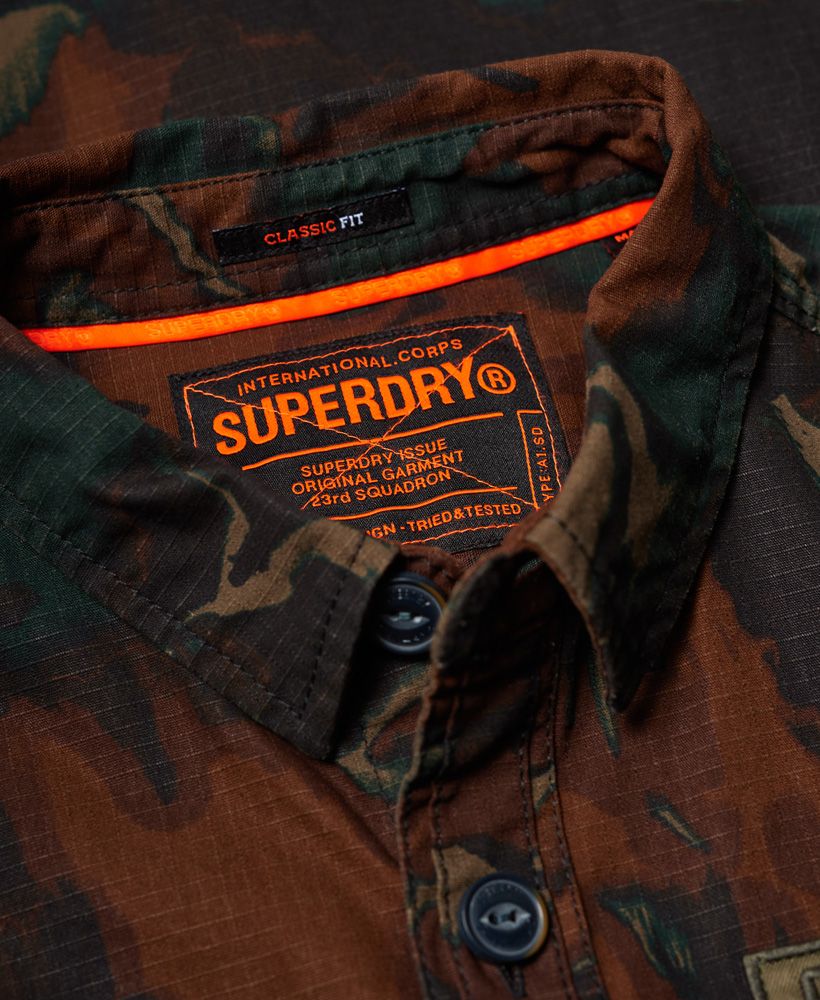 Superdry men’s Military Storm shirt. This military inspired long sleeve shirt features button fastening, twin chest pockets with button fastenings and button cuffs. This shirt is finished off with a variety of different badges on the sleeves and pocket.